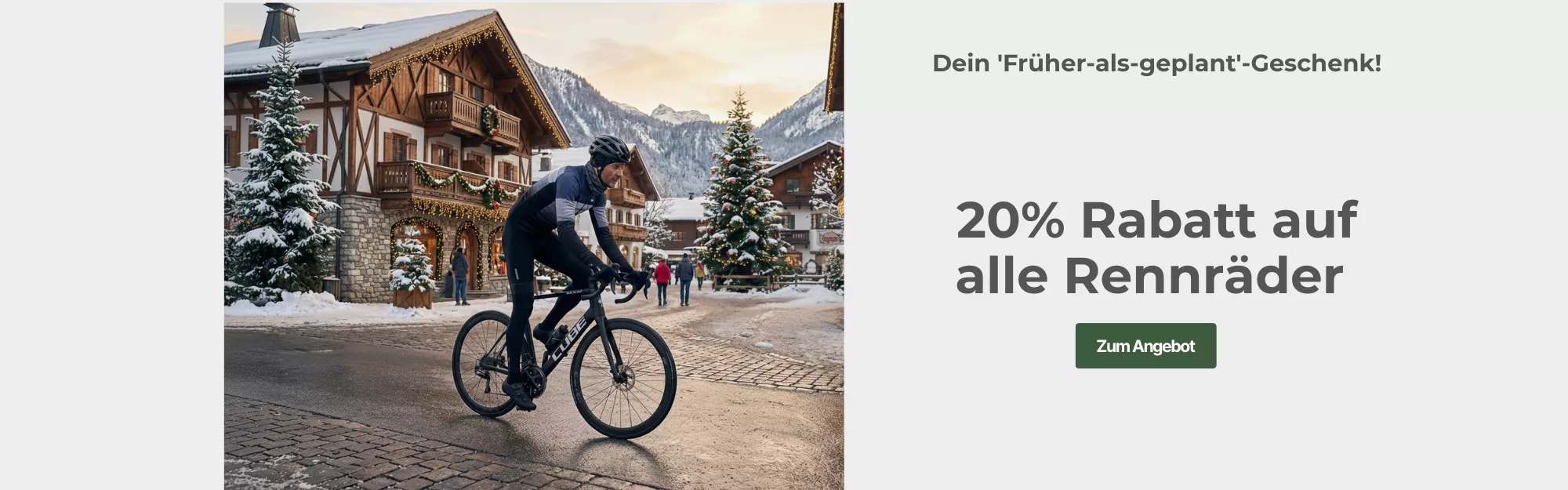 Man auf Cube Rennrad in winterlichem Bergdorf mit Weihnachtsdeko und Weihanchtsbaum