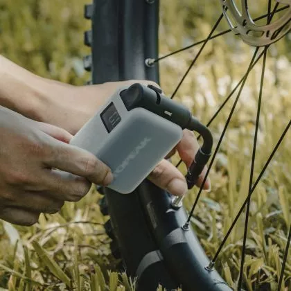 Topeak E-Booster Digital - Leistung:8 bar / 120 psi, ca. 4 Pumpvorgänge bei 700 x 28 C Reifen bis