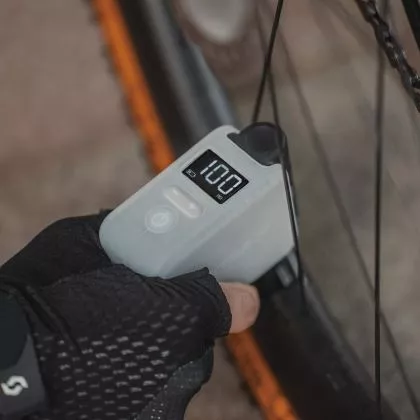 Topeak E-Booster Digital - Leistung:8 bar / 120 psi, ca. 4 Pumpvorgänge bei 700 x 28 C Reifen bis